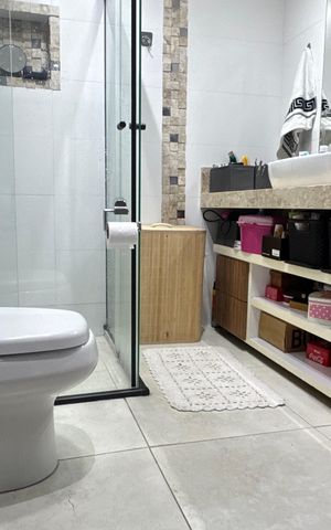 Casa à venda com 280m², 3 quartos e 3 vagas Casa à venda com 280m², 3 quartos e 3 vagasBnaheiro suite