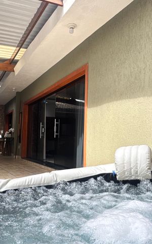Casa à venda com 280m², 3 quartos e 3 vagas Casa à venda com 280m², 3 quartos e 3 vagasPiscina