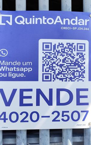 Casa à venda com 145m², 3 quartos e 2 vagas Casa à venda com 145m², 3 quartos e 2 vagasFachada