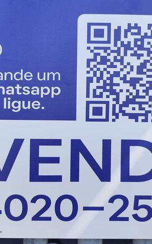 Casa à venda com 145m², 3 quartos e 2 vagas Casa à venda com 145m², 3 quartos e 2 vagasFachada