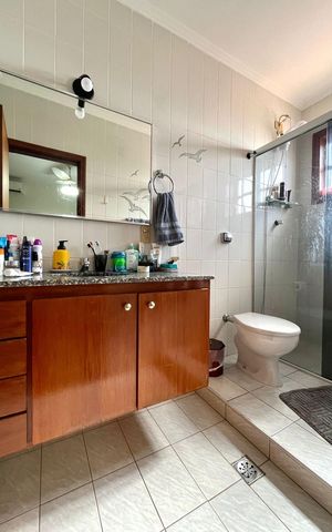 Casa à venda com 390m², 4 quartos e 5 vagas Casa à venda com 390m², 4 quartos e 5 vagasBanheiro quarto 2