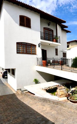 Casa à venda com 390m², 4 quartos e 5 vagas Casa à venda com 390m², 4 quartos e 5 vagasFachada da casa