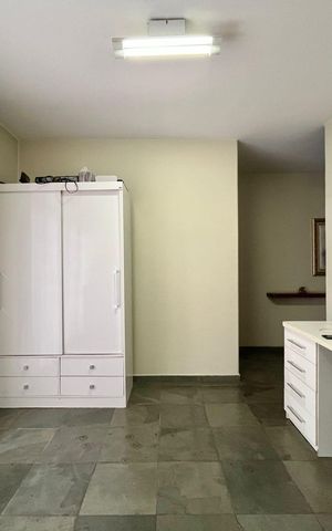 Casa à venda com 390m², 4 quartos e 5 vagas Casa à venda com 390m², 4 quartos e 5 vagasEscritório