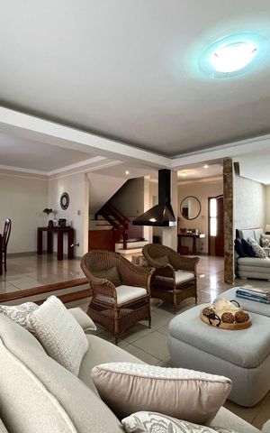 Casa à venda com 390m², 4 quartos e 5 vagas Casa à venda com 390m², 4 quartos e 5 vagasSala