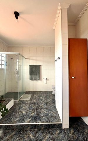 Casa à venda com 390m², 4 quartos e 5 vagas Casa à venda com 390m², 4 quartos e 5 vagasBanheiro quarto 3