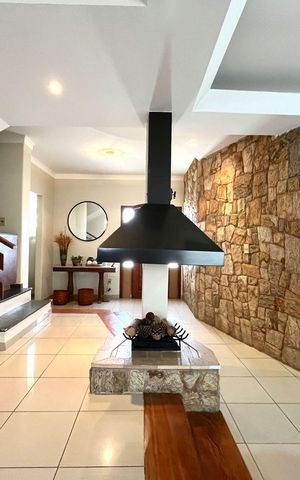 Casa à venda com 390m², 4 quartos e 5 vagas Casa à venda com 390m², 4 quartos e 5 vagasSala