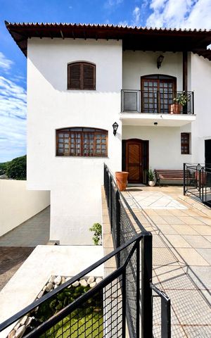 Casa à venda com 390m², 4 quartos e 5 vagas Casa à venda com 390m², 4 quartos e 5 vagasFachada da casa