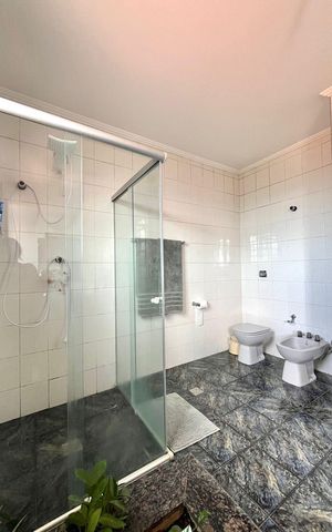 Casa à venda com 390m², 4 quartos e 5 vagas Casa à venda com 390m², 4 quartos e 5 vagasBanheiro quarto 3