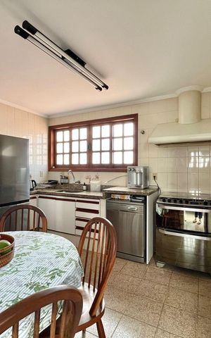 Casa à venda com 390m², 4 quartos e 5 vagas Casa à venda com 390m², 4 quartos e 5 vagasCozinha