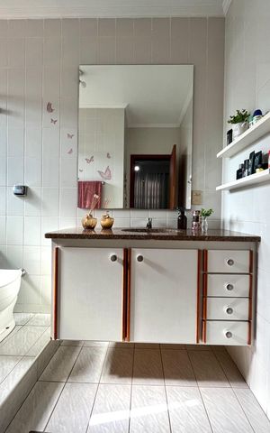 Casa à venda com 390m², 4 quartos e 5 vagas Casa à venda com 390m², 4 quartos e 5 vagasBanheiro quarto 1