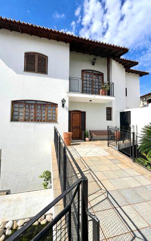 Casa à venda com 390m², 4 quartos e 5 vagas Casa à venda com 390m², 4 quartos e 5 vagasFachada da casa