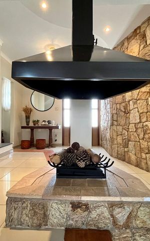 Casa à venda com 390m², 4 quartos e 5 vagas Casa à venda com 390m², 4 quartos e 5 vagasSala