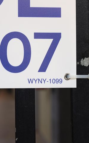 Apartamento à venda com 37m², 2 quartos e sem vagaPlaca instalada no portão do prédio - Código da placa WYNY-1099