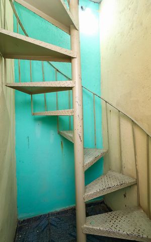 Casa à venda com 88m², 4 quartos e 1 vagaEscadas de Acesso