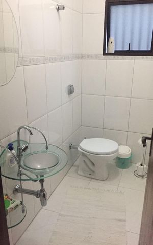 Casa à venda com 169m², 3 quartos e 2 vagasBanheiro
