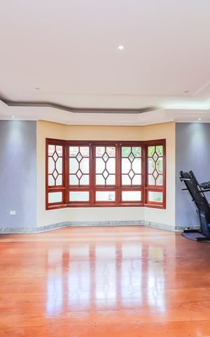 Casa à venda com 570m², 4 quartos e 10 vagasSala