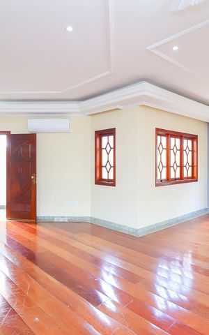 Casa à venda com 570m², 4 quartos e 10 vagasSala