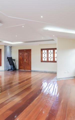 Casa à venda com 570m², 4 quartos e 10 vagasSala