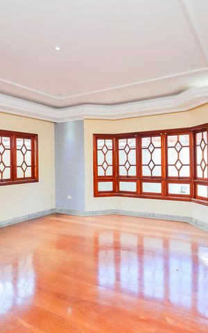 Casa à venda com 570m², 4 quartos e 10 vagasSala