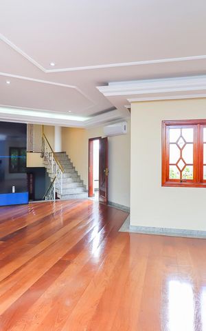 Casa à venda com 570m², 4 quartos e 10 vagasSala