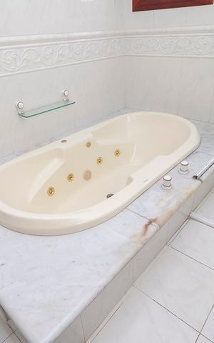 Casa à venda com 570m², 4 quartos e 10 vagasBanheiro da Suíte 1 (Banheira)