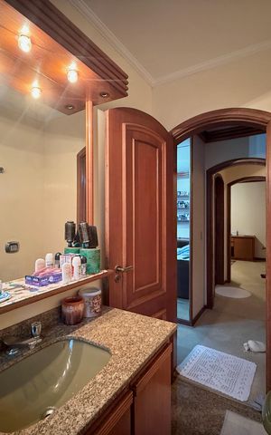 Apartamento à venda com 200m², 4 quartos e 3 vagas Apartamento à venda com 200m², 4 quartos e 3 vagasBanheiro Suíte 1