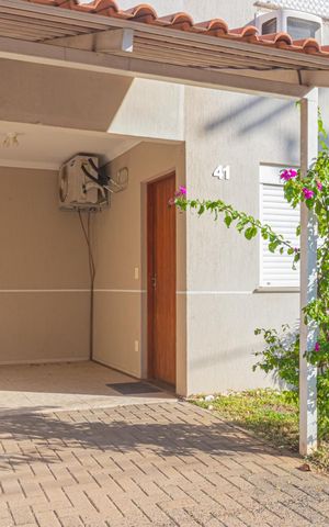 Casa de condomínio à venda com 122m², 3 quartos e 3 vagas Casa de condomínio à venda com 122m², 3 quartos e 3 vagasFachada/Garagem