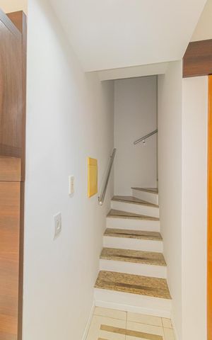 Casa de condomínio à venda com 122m², 3 quartos e 3 vagas Casa de condomínio à venda com 122m², 3 quartos e 3 vagasEscada