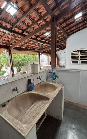 Casa à venda com 326m², 3 quartos e 6 vagas Casa à venda com 326m², 3 quartos e 6 vagasQuintal - Area de Serviço