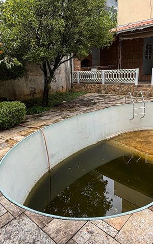 Casa à venda com 326m², 3 quartos e 6 vagas Casa à venda com 326m², 3 quartos e 6 vagasQuintal - Piscina