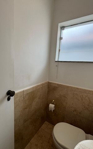 Casa à venda com 326m², 3 quartos e 6 vagas Casa à venda com 326m², 3 quartos e 6 vagasLavabo