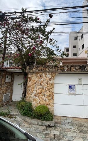 Casa à venda com 326m², 3 quartos e 6 vagas Casa à venda com 326m², 3 quartos e 6 vagasFachada