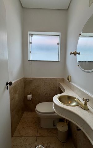 Casa à venda com 326m², 3 quartos e 6 vagas Casa à venda com 326m², 3 quartos e 6 vagasLavabo