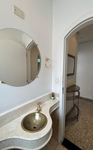Casa à venda com 326m², 3 quartos e 6 vagas Casa à venda com 326m², 3 quartos e 6 vagasLavabo