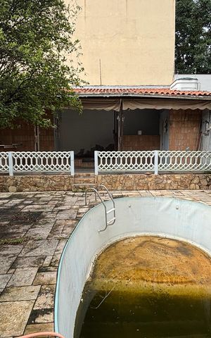 Casa à venda com 326m², 3 quartos e 6 vagas Casa à venda com 326m², 3 quartos e 6 vagasQuintal - Piscina