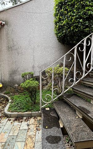Casa à venda com 326m², 3 quartos e 6 vagas Casa à venda com 326m², 3 quartos e 6 vagasEscada