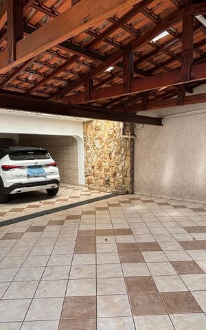 Casa à venda com 326m², 3 quartos e 6 vagas Casa à venda com 326m², 3 quartos e 6 vagasGaragem