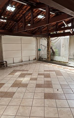 Casa à venda com 326m², 3 quartos e 6 vagas Casa à venda com 326m², 3 quartos e 6 vagasGaragem