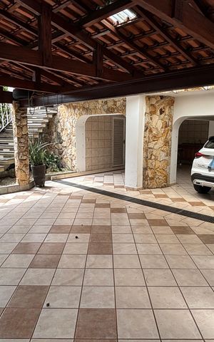 Casa à venda com 326m², 3 quartos e 6 vagas Casa à venda com 326m², 3 quartos e 6 vagasGaragem