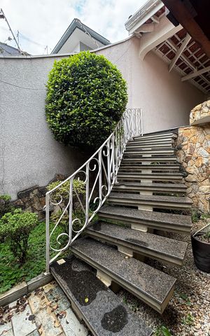 Casa à venda com 326m², 3 quartos e 6 vagas Casa à venda com 326m², 3 quartos e 6 vagasEscada