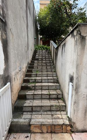 Casa à venda com 326m², 3 quartos e 6 vagas Casa à venda com 326m², 3 quartos e 6 vagasEscada