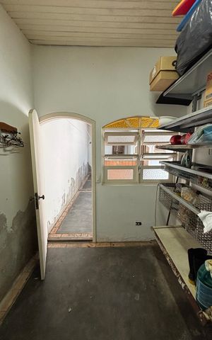 Casa à venda com 326m², 3 quartos e 6 vagas Casa à venda com 326m², 3 quartos e 6 vagasQuarto de Apoio