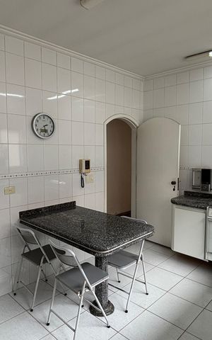Casa à venda com 326m², 3 quartos e 6 vagas Casa à venda com 326m², 3 quartos e 6 vagasCozinha