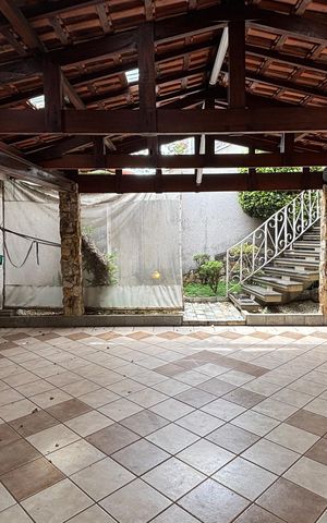 Casa à venda com 326m², 3 quartos e 6 vagas Casa à venda com 326m², 3 quartos e 6 vagasGaragem