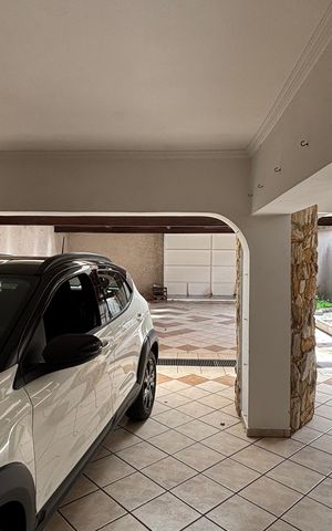 Casa à venda com 326m², 3 quartos e 6 vagas Casa à venda com 326m², 3 quartos e 6 vagasGaragem