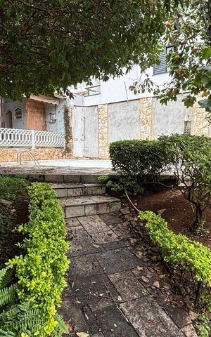 Casa à venda com 326m², 3 quartos e 6 vagas Casa à venda com 326m², 3 quartos e 6 vagasQuintal