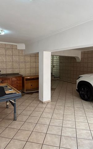 Casa à venda com 326m², 3 quartos e 6 vagas Casa à venda com 326m², 3 quartos e 6 vagasGaragem