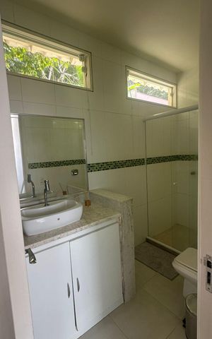 Casa de condomínio à venda com 352m², 4 quartos e 4 vagas Casa de condomínio à venda com 352m², 4 quartos e 4 vagasBanheiro