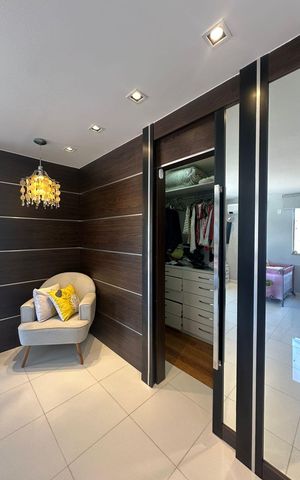 Casa de condomínio à venda com 352m², 4 quartos e 4 vagas Casa de condomínio à venda com 352m², 4 quartos e 4 vagasQuarto
