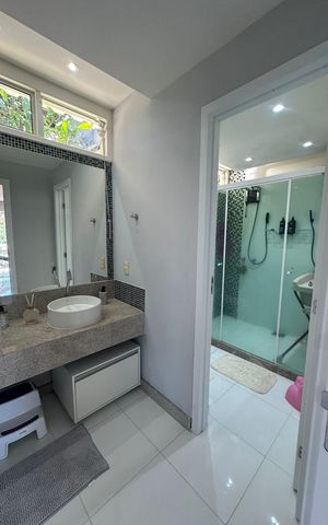Casa de condomínio à venda com 352m², 4 quartos e 4 vagas Casa de condomínio à venda com 352m², 4 quartos e 4 vagasBanheiro